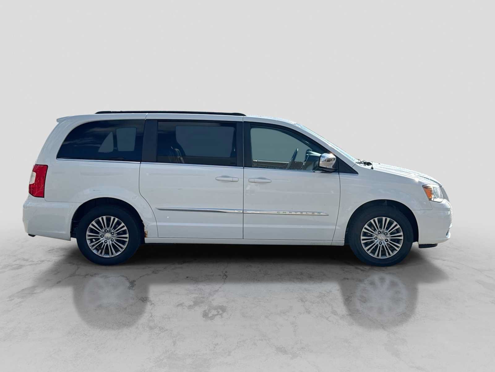 Used 2014 Chrysler Town & Country Touring-L FWD image 7