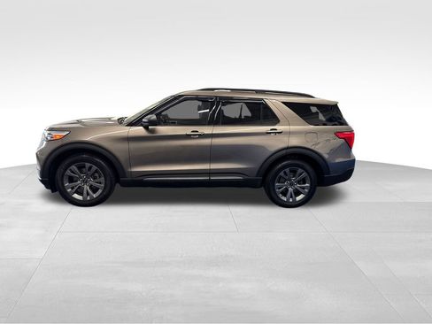 Used 2021 Ford Explorer XLT w/ Equipment Group 202A AWD/4WD image 2