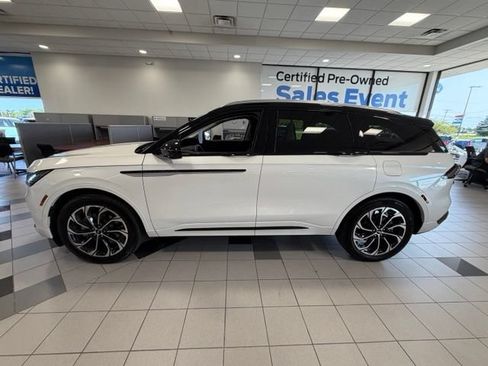Used 2025 Lincoln Nautilus Reserve AWD/4WD image 6