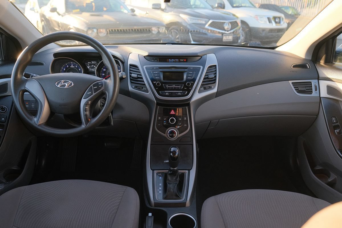 Used 2015 Hyundai Elantra SE FWD image 14