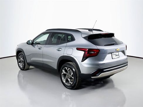 Used 2025 Chevrolet Trax LT w/ Driver Confidence Package FWD image 7