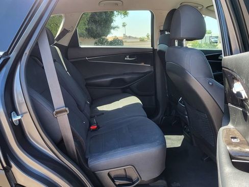 Used 2018 Kia Sorento FWD image 19