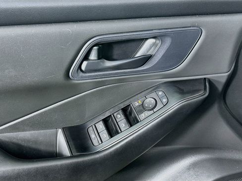 Used 2024 Nissan Rogue S FWD image 15