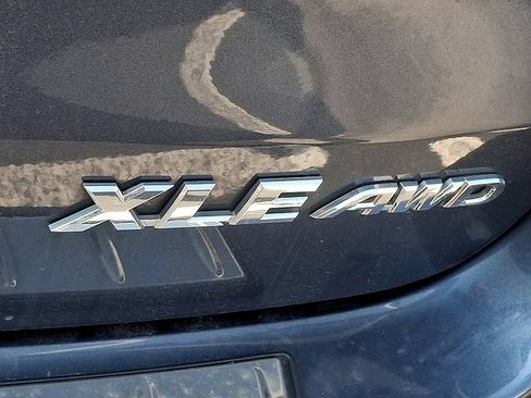 Used 2019 Toyota Highlander XLE w/ Carpet Mat Package (TMS) AWD/4WD image 10