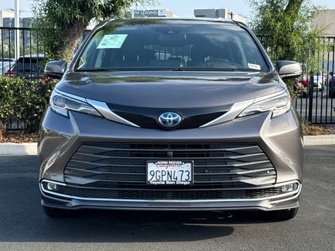 Used 2023 Toyota Sienna Platinum FWD image 4