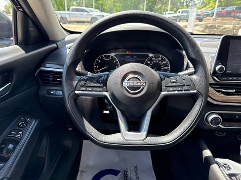 Used 2024 Nissan Altima 2.5 SV FWD image 14