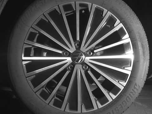 Used 2025 Volkswagen Taos SE image 12