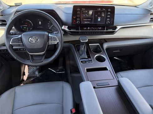 Used 2022 Toyota Sienna XLE w/ XLE Plus Package image 12