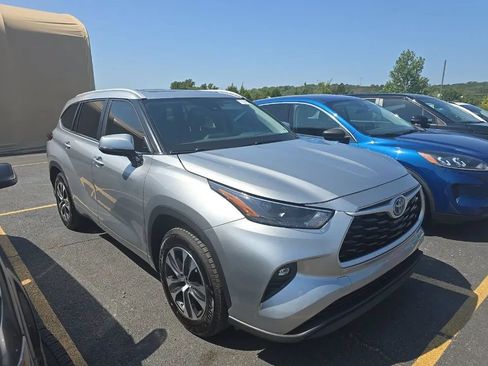 Used 2023 Toyota Highlander XLE FWD image 5