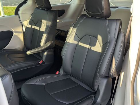Used 2024 Chrysler Pacifica Limited FWD image 28