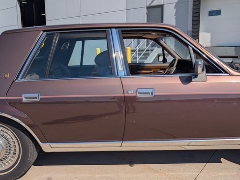 Used 1987 Lincoln Continental Signature RWD image 39