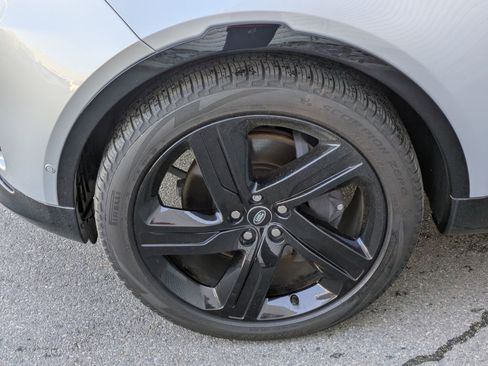 Used 2024 Land Rover Discovery Dynamic SE image 13