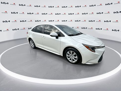 Used 2020 Toyota Corolla LE image 2