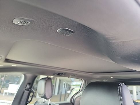 Used 2025 Chrysler Pacifica Limited image 23