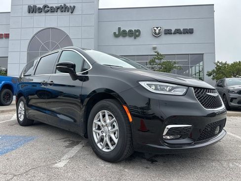 New 2026 Chrysler Pacifica Select image 1