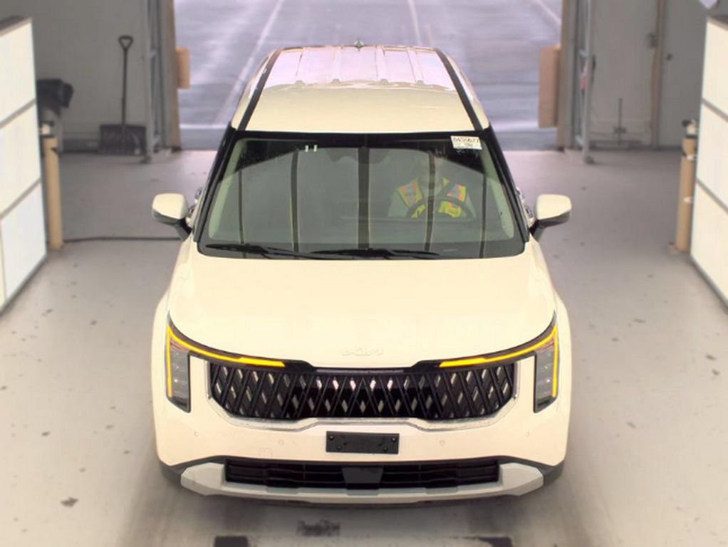 Used 2025 Kia Carnival FWD image 3