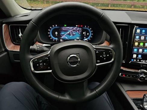 Used 2023 Volvo XC60 B5 Plus w/ Climate Package AWD/4WD image 10