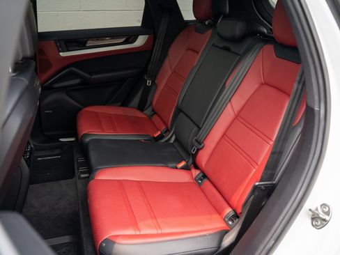 Used 2024 Porsche Cayenne AWD/4WD image 18
