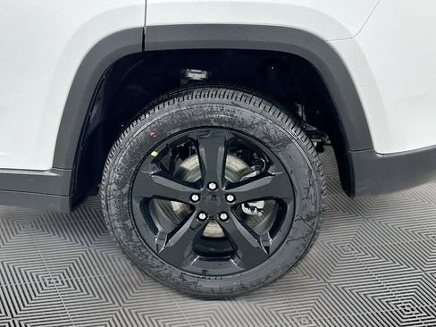 New 2025 Jeep Grand Cherokee Altitude image 16