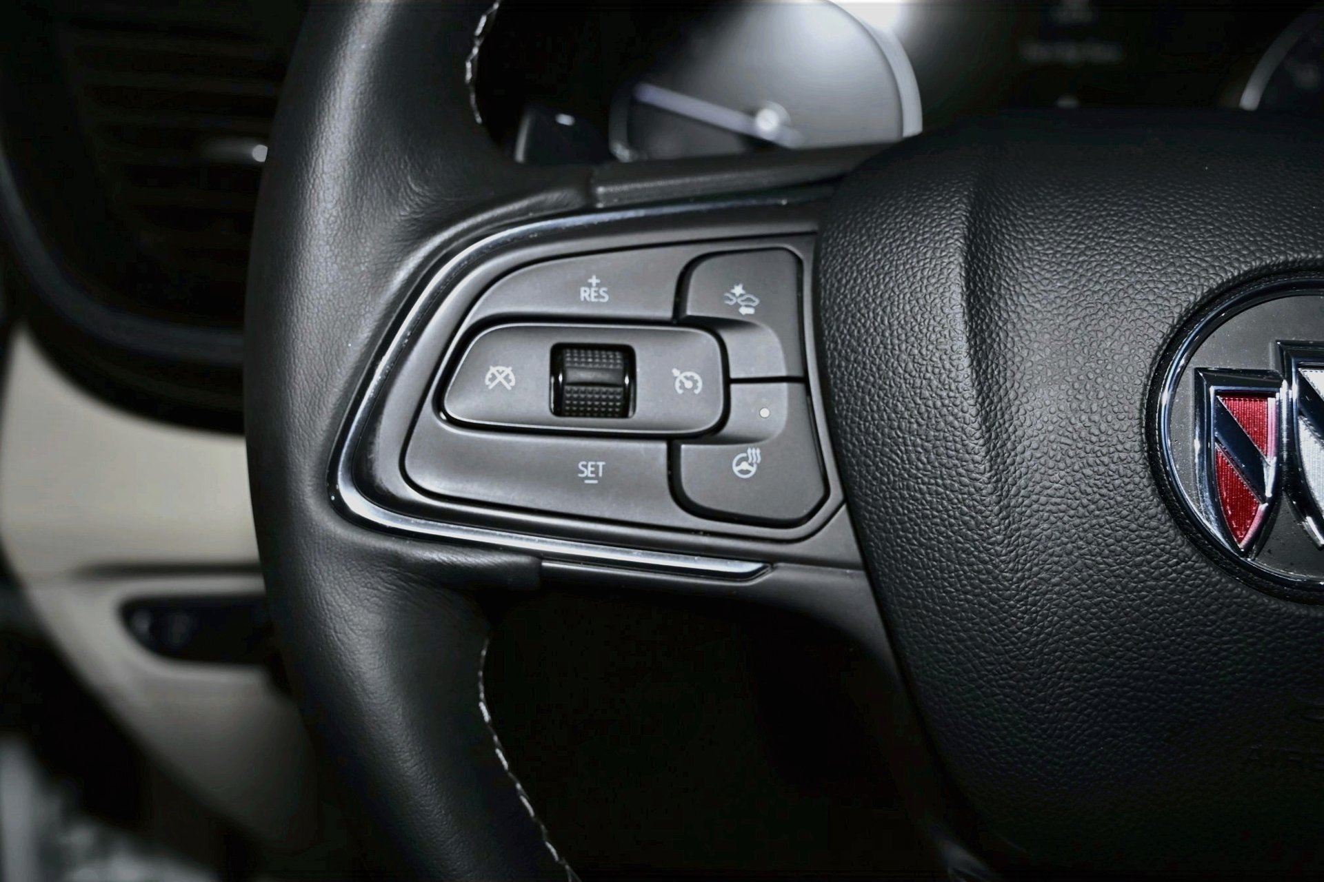 Used 2023 Buick Envision Essence AWD/4WD image 32
