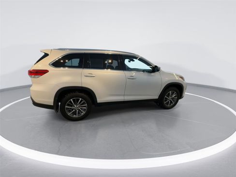 Used 2019 Toyota Highlander XLE image 8