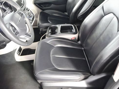 Used 2023 Chrysler Pacifica Touring-L FWD image 25