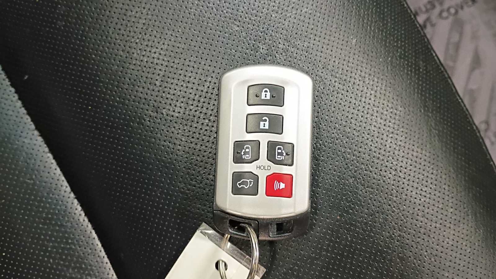 Certified 2017 Toyota Sienna SE w/ SE Preferred Package FWD image 33