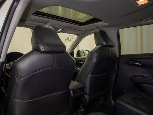 Used 2024 Toyota Highlander XLE image 11