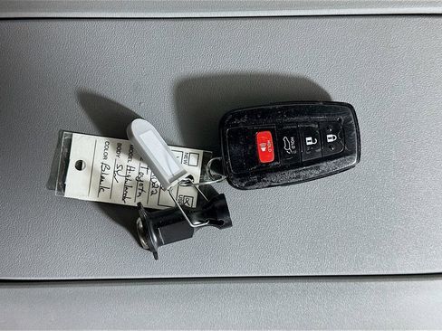 Used 2022 Toyota Highlander LE image 34