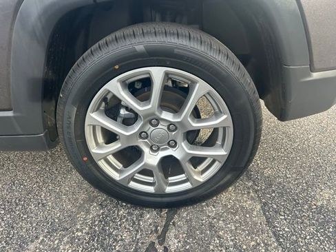 Used 2022 Jeep Compass Latitude w/ Sun and Sound Group image 7