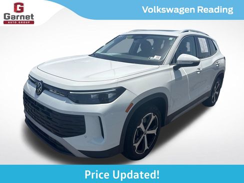 Certified 2025 Volkswagen Tiguan SE w/ Panoramic Sunroof Package AWD/4WD image 1