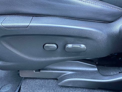 Used 2022 Chevrolet Trax LT w/ LT Convenience Package image 19