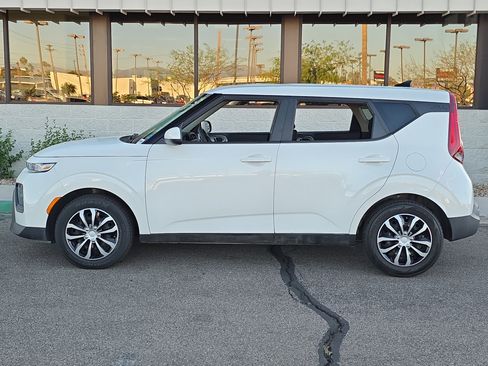 Used 2022 Kia Soul LX image 4
