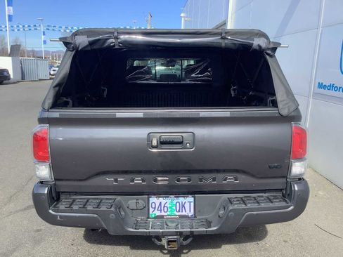 Used 2022 Toyota Tacoma TRD Sport w/ Technology Package image 5