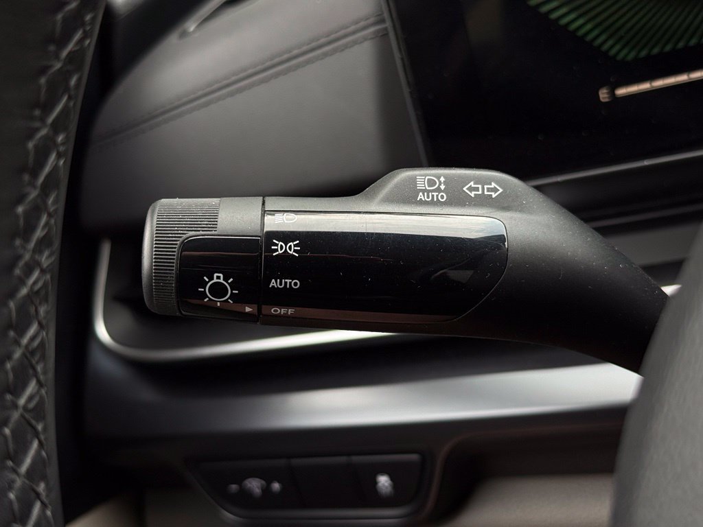Used 2025 Kia Carnival FWD image 31