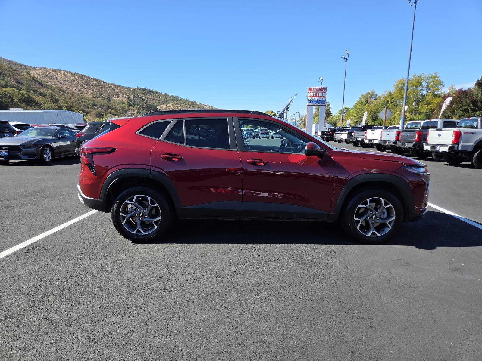 Used 2025 Chevrolet Trax LT w/ LT Convenience Package FWD image 4