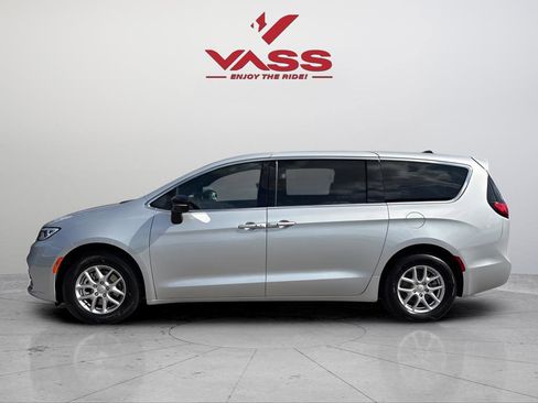 New 2026 Chrysler Pacifica Select image 5