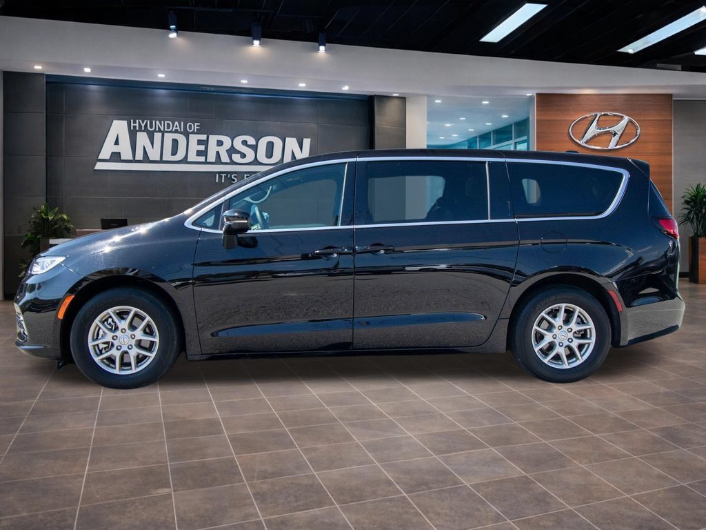 Used 2025 Chrysler Pacifica Select FWD image 5