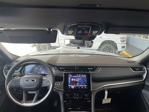 New 2025 Jeep Grand Cherokee Altitude image 14