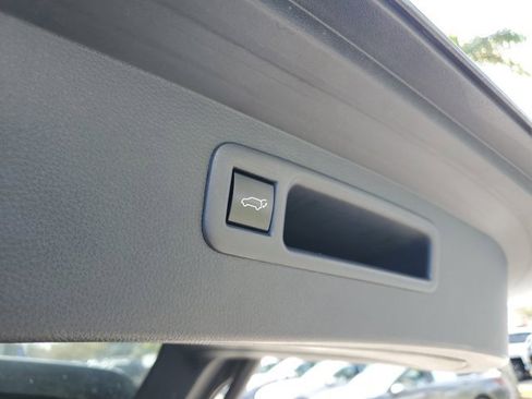 Used 2023 Toyota Highlander XLE image 10