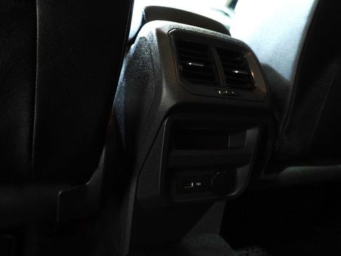 Used 2020 Volkswagen Tiguan SE image 15