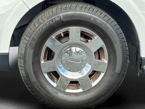 Used 2005 Lincoln Navigator 4WD image 24