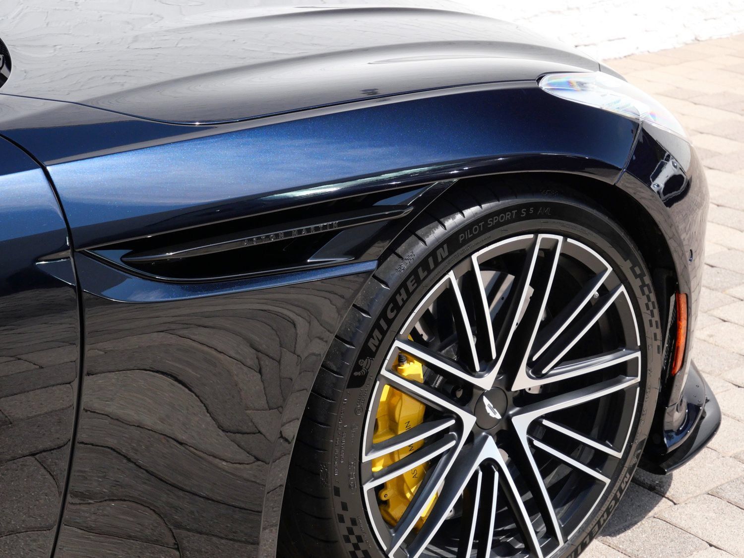 Used 2024 Aston Martin DB12 Coupe RWD image 10