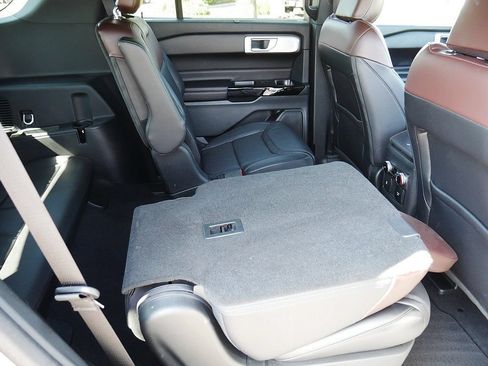 Used 2024 Ford Explorer Platinum w/ Technology Package AWD/4WD image 60