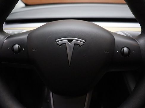 Used 2023 Tesla Model Y Long Range image 40