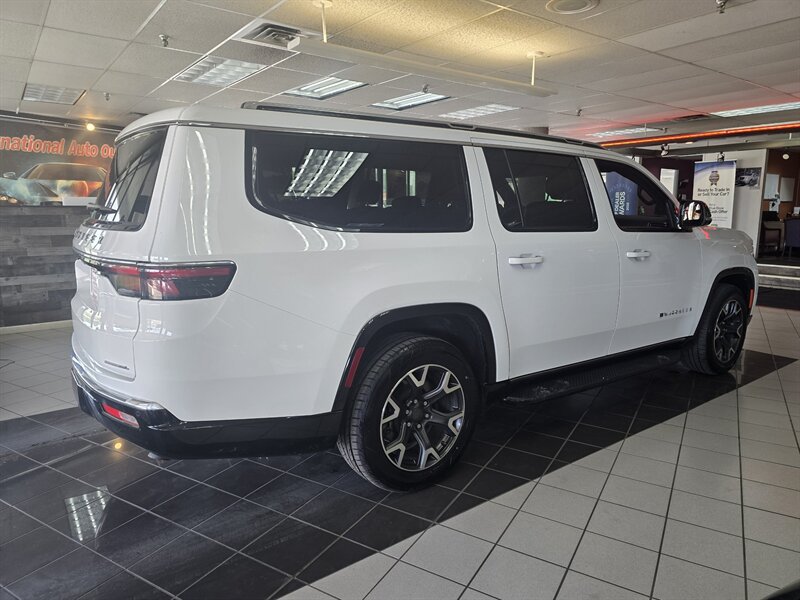 Used 2023 Jeep Wagoneer L Series III RWD image 4