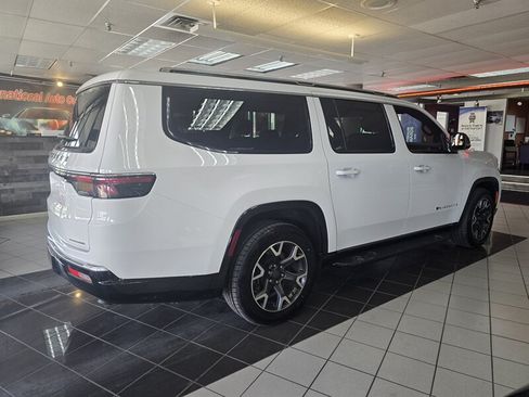 Used 2023 Jeep Wagoneer L Series III RWD image 4