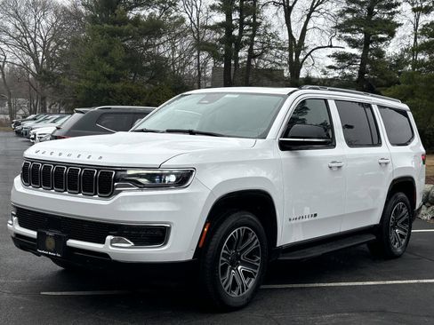 Used 2024 Jeep Wagoneer 4WD w/ Premium Group I image 3