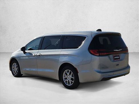 Used 2023 Chrysler Pacifica Touring-L FWD image 14