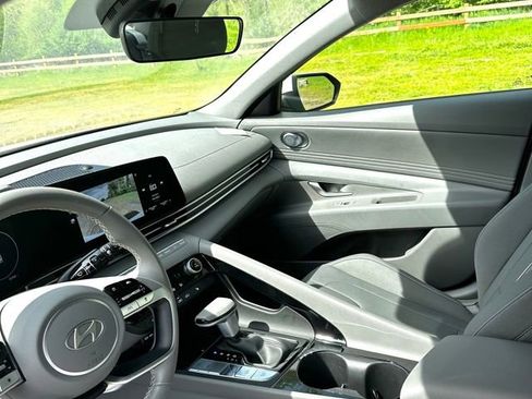 Certified 2025 Hyundai Elantra SEL FWD image 10